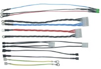 Einbaufertiger Kabelsatz aus mehrern Litzen, Stecker und Kontakten